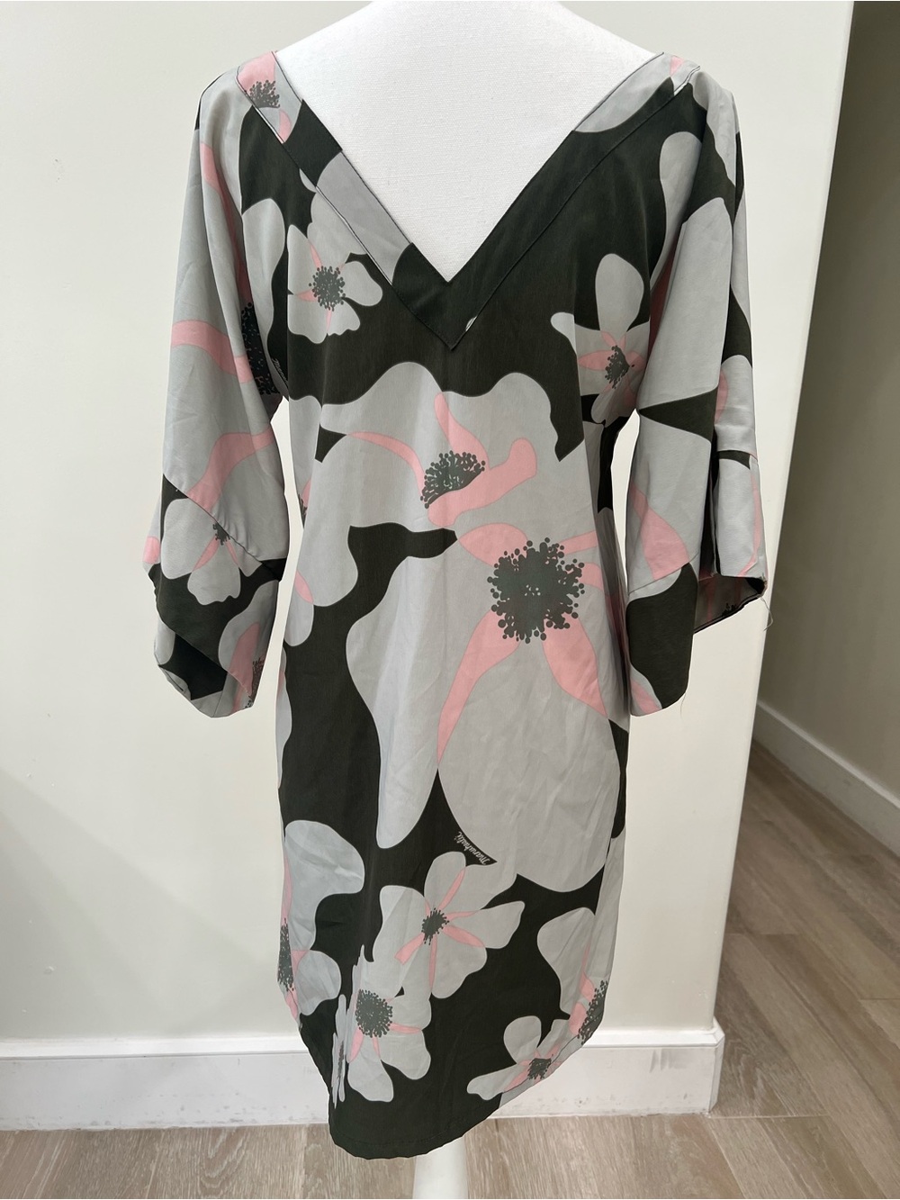 Manuhealii Floral V-Neck Shift Dress in Black and Pink, size medium